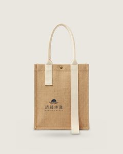 麻布飄帶提袋：放上清晨沙灘 Logo 的設計